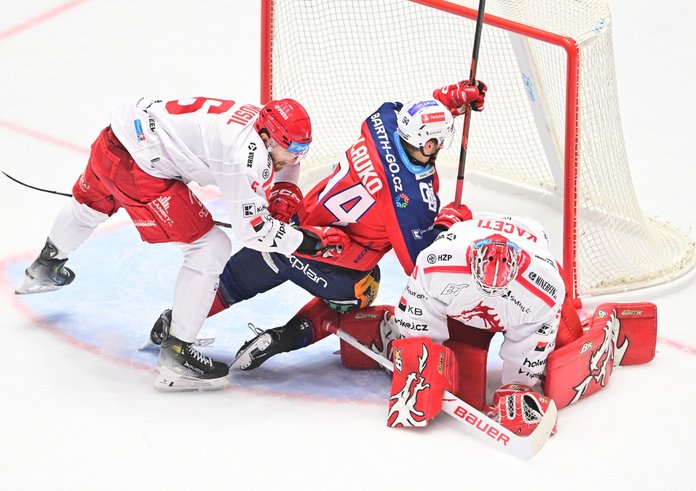 David Musil z Třince a Jakub Lauko z Pardubic v třineckém brankovišti