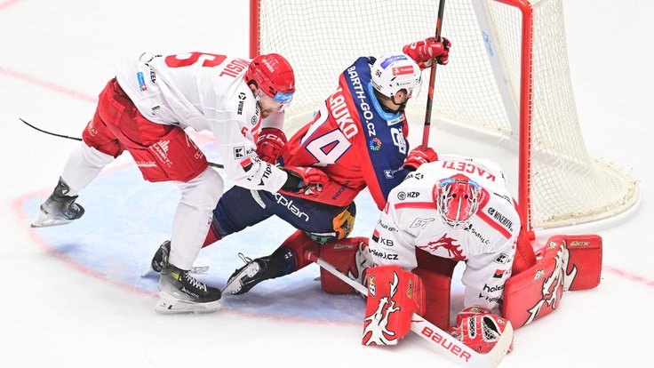 David Musil z Třince a Jakub Lauko z Pardubic v třineckém brankovišti