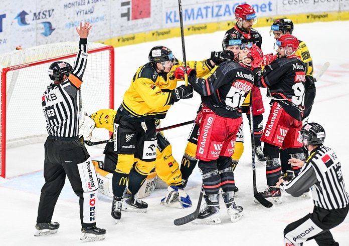 Potyčka mezi hráči Mountfieldu a Litvínova