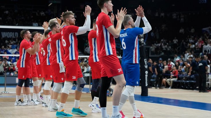 Čeští volejbalisté děkují fanouškům a jejich podpoře.