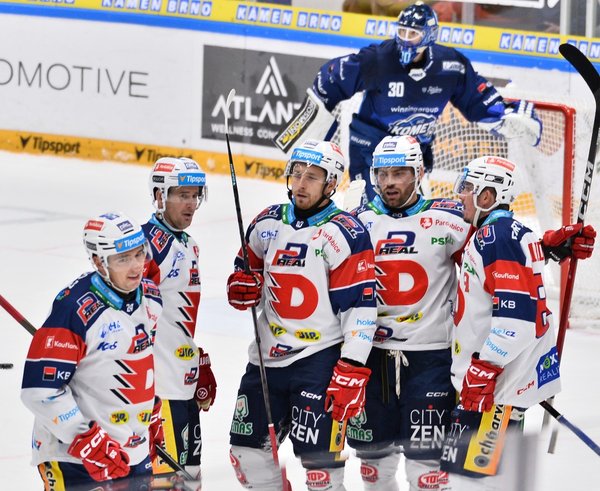 Hokejisté Dynama oslavují gól
