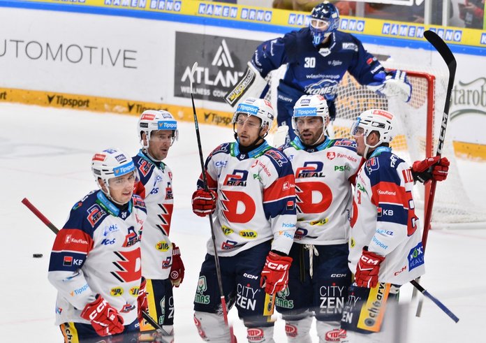 Hokejisté Dynama oslavují gól