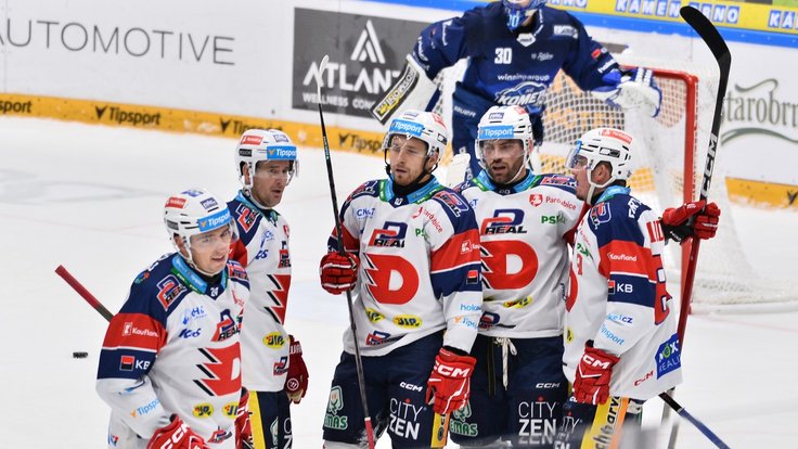 Hokejisté Dynama oslavují gól