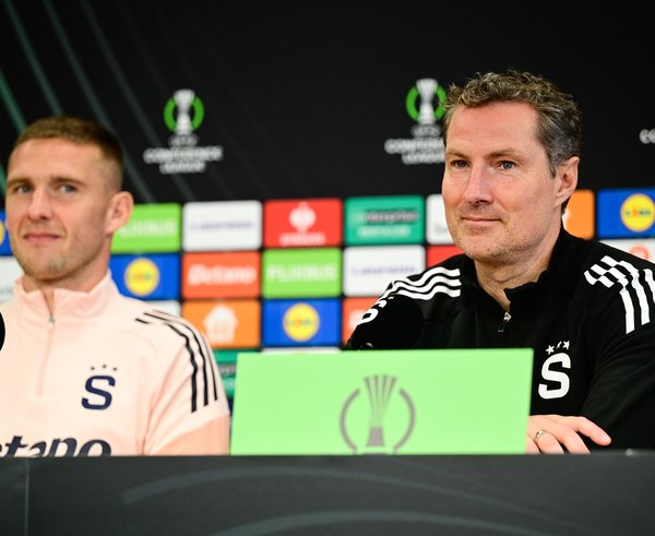 Brian Priske s Pavlem Kadeřábkem na tiskové konferenci.