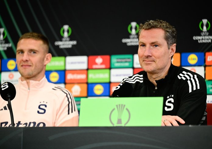 Brian Priske s Pavlem Kadeřábkem na tiskové konferenci.