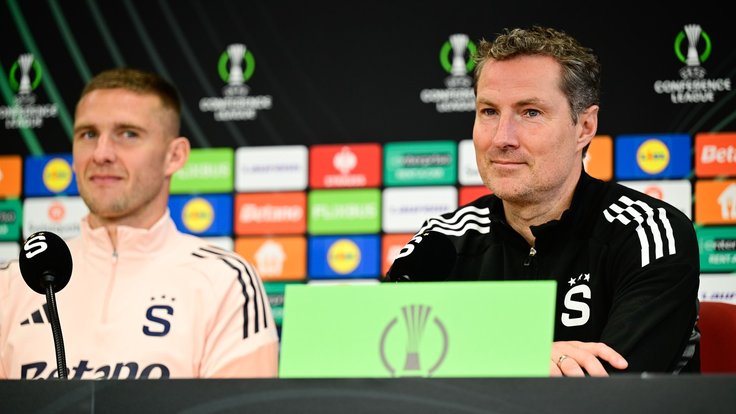 Brian Priske s Pavlem Kadeřábkem na tiskové konferenci.