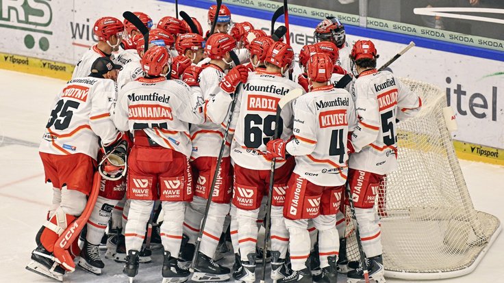 Hráči Mountfieldu se radují z výhry po samostatných nájezdech