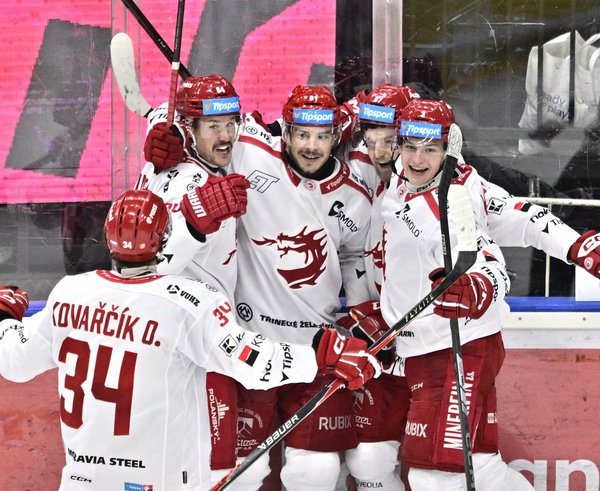 Oceláři slaví vstřelený gól.