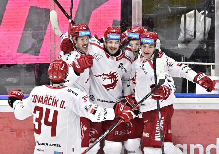 Oceláři slaví vstřelený gól.