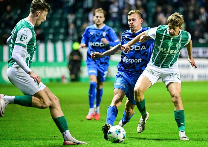 Souboj hráčů Bohemians a Mladé Boleslavi.