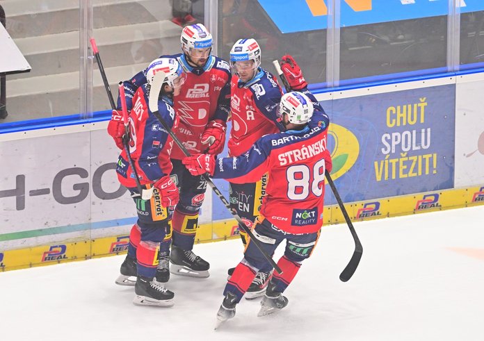 Hráči Dynama oslavují vstřelenou branku.