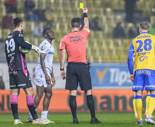 Prince Adu měl vidět druhou žlutou.