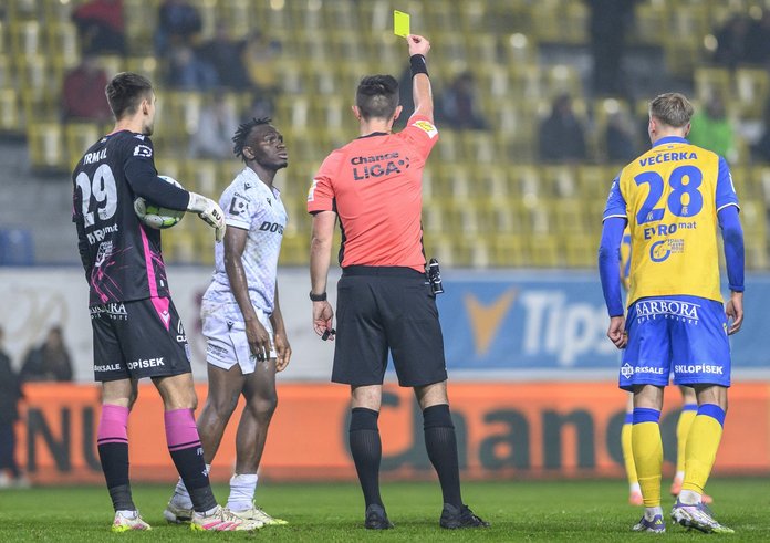 Prince Adu měl vidět druhou žlutou.