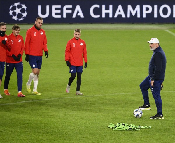 Slávisté na tréninku před utkáním s Arsenalem.