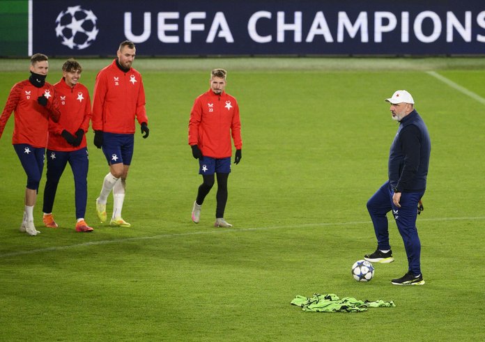 Slávisté na tréninku před utkáním s Arsenalem.