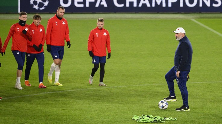 Slávisté na tréninku před utkáním s Arsenalem.