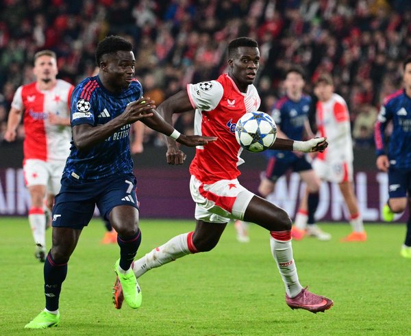 Bukayo Saka a Mbodži Júsúfa v souboji o míč.