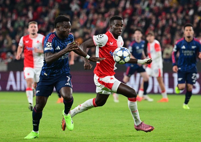 Bukayo Saka a Mbodži Júsúfa v souboji o míč.