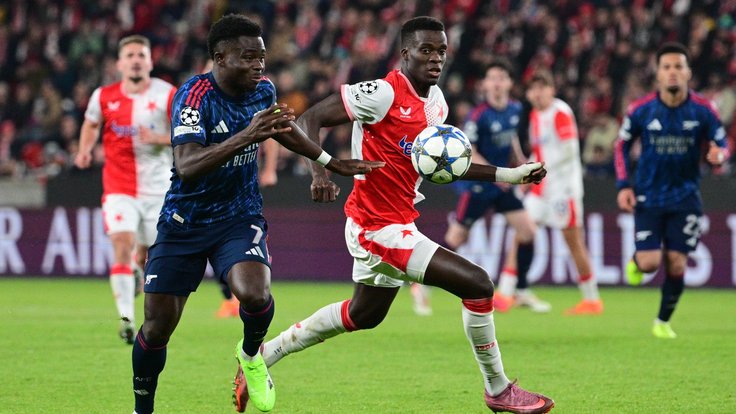 Bukayo Saka a Mbodži Júsúfa v souboji o míč.