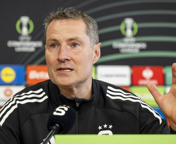 Trenér Brian Priske před utkáním Konferenční ligy.