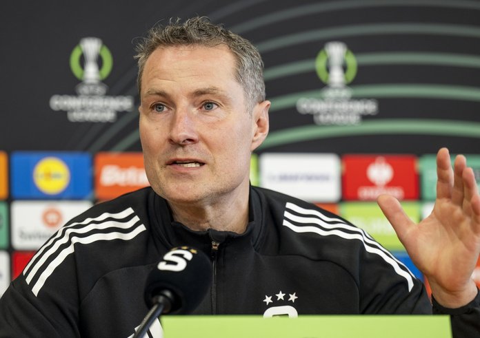 Trenér Brian Priske před utkáním Konferenční ligy.