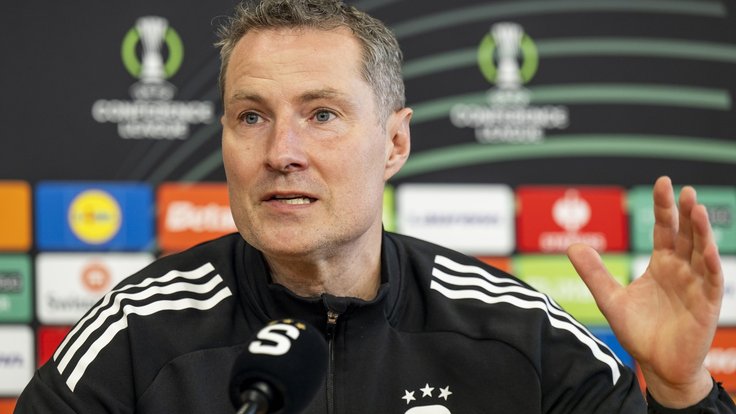 Trenér Brian Priske před utkáním Konferenční ligy.