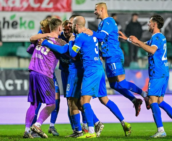 Hráči Mladé Boleslavi se radují z pohárového postupu.