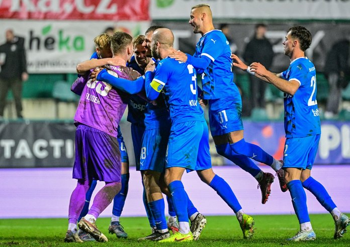 Hráči Mladé Boleslavi se radují z pohárového postupu.