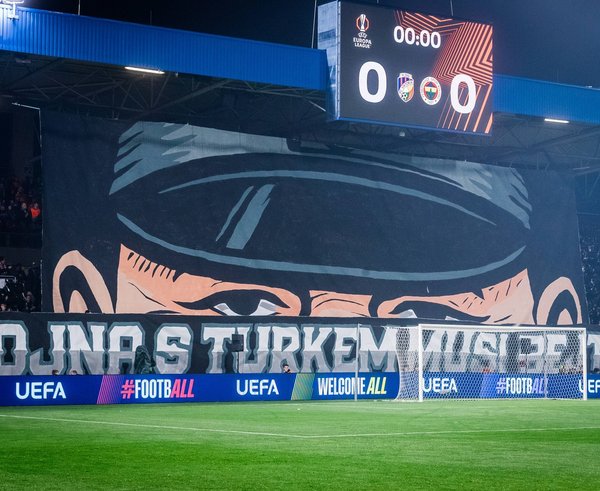 Choreo plzeňských fanoušků.