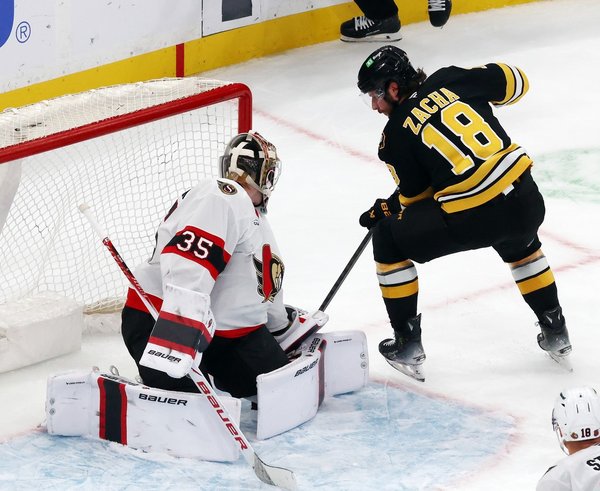 Pavel Zacha překonává Linuse Ullmarka z Ottawy