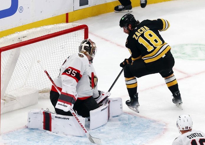 Pavel Zacha překonává Linuse Ullmarka z Ottawy