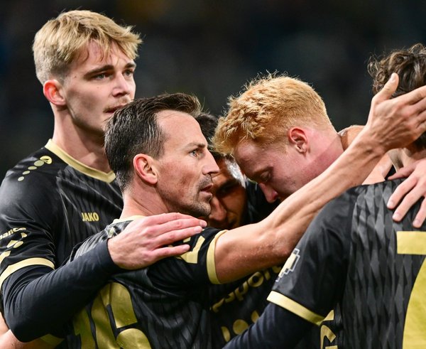 Hráči Hradce Králové oslavují gól.