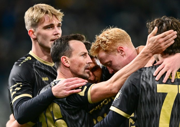 Hráči Hradce Králové oslavují gól.