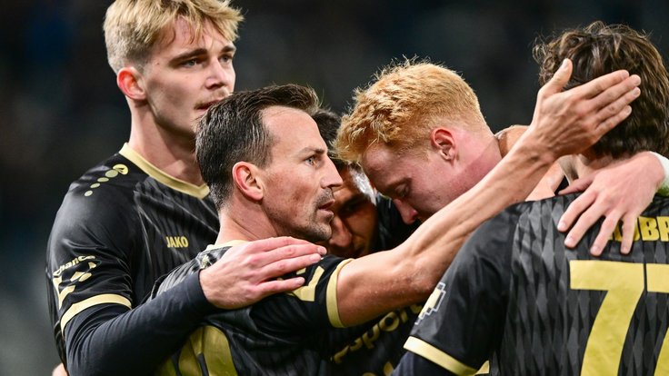 Hráči Hradce Králové oslavují gól.