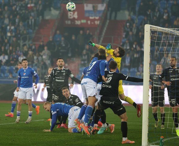 Jablonecký gólman Jan Hanuš v souboji.