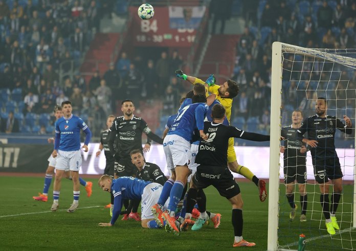 Jablonecký gólman Jan Hanuš v souboji.