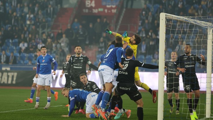 Jablonecký gólman Jan Hanuš v souboji.