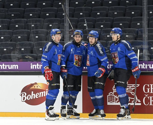 Filip Chlapík oslavuje se spoluhráči gól