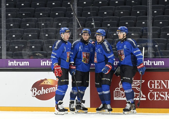 Filip Chlapík oslavuje se spoluhráči gól