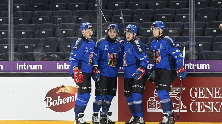 Filip Chlapík oslavuje se spoluhráči gól