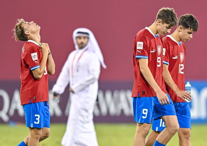 Zklamaní čeští hráči po porážce s USA.