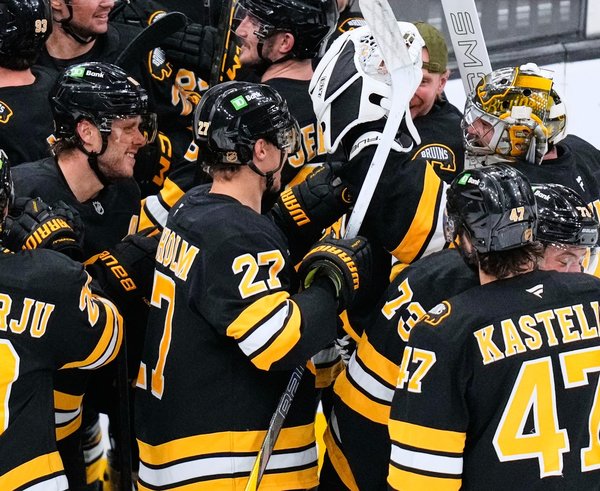 Hráči Bostonu oslavují Pastrňákův gól