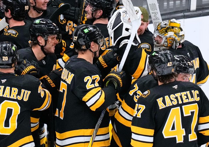 Hráči Bostonu oslavují Pastrňákův gól