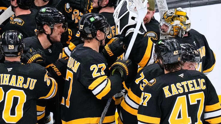Hráči Bostonu oslavují Pastrňákův gól