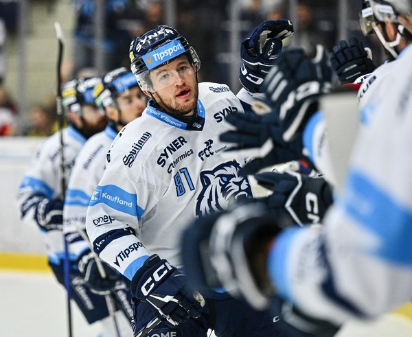 Filip Jansa oslavuje gól proti Olomouci