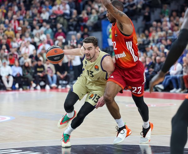 Tomáš Satoranský se prodírá ke koši Bayernu Mnichov.