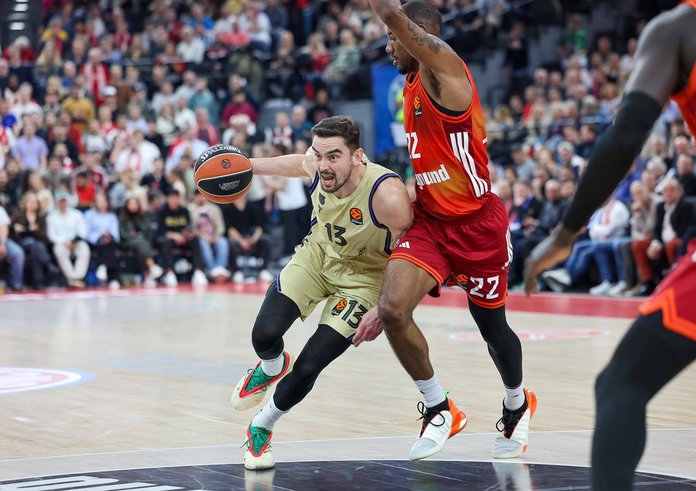 Tomáš Satoranský se prodírá ke koši Bayernu Mnichov.