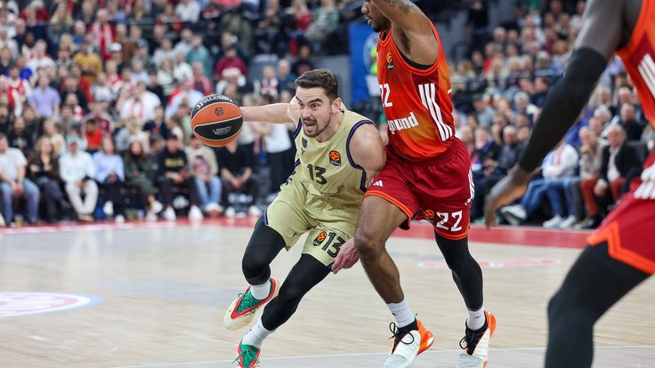 Tomáš Satoranský se prodírá ke koši Bayernu Mnichov.