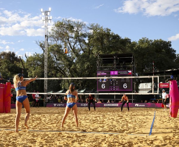 Neuschaeferová s Maixnerovou v úvodním utkání proti USA.