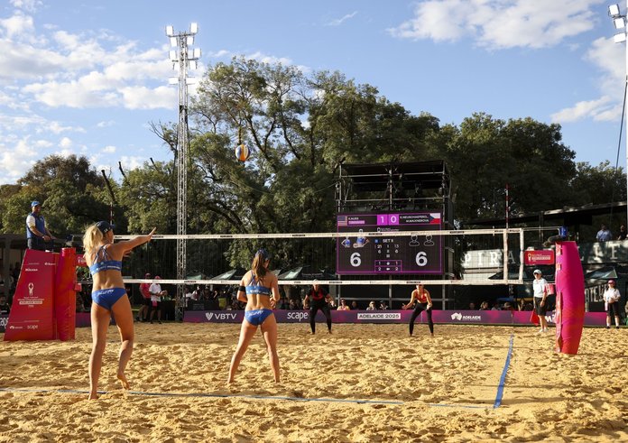 Neuschaeferová s Maixnerovou v úvodním utkání proti USA.